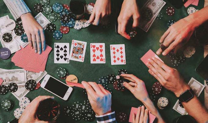 Online Poker vs. Live Poker: Key Differences and Similarities